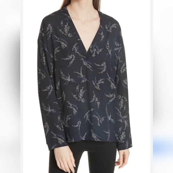 🔥🔥🔥Vince Spring navy blue floral henley blouse S - Picture 12 of 12